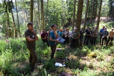 Anne Koch, Gemeindef�rsterin im kommunalen Forstbetrieb Neunkirchen (Hunsr�ck), diskutiert ihr Vorgehen mit den Exkursionsteilnehmern | Foto: ANW Deutschland / Benita v. Behr