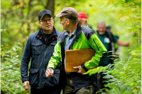 Bundesminister Carsten Schneider mit Wolfgang Grade (Revierleiter) Schröter Copyright BMUKN/ Jacob Bundesminister Carsten Schneider mit Wolfgang Grade (Revierleiter) Schröter Copyright BMUKN/ Jacob